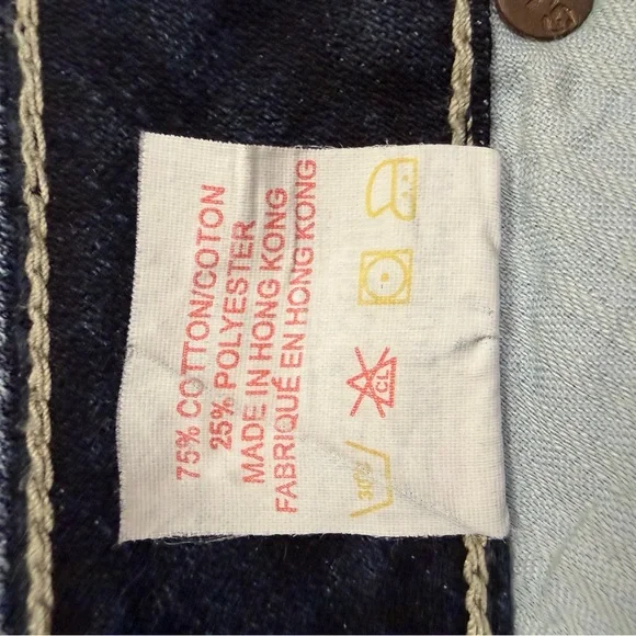 Silver Jeans Women's Santori Dark Blue Capri jeans.
Inseam is 24.5” - Picture 4 of 7